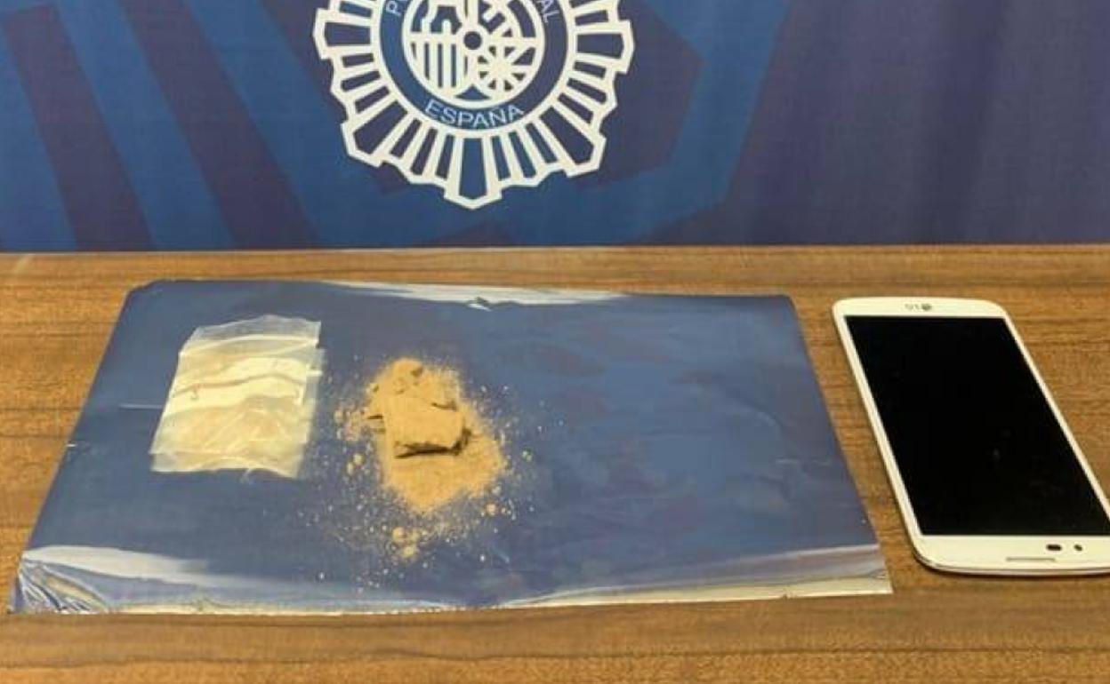 La cocaína y el móvil intervenidos al sospechoso en la barriada de Pajarillos. 