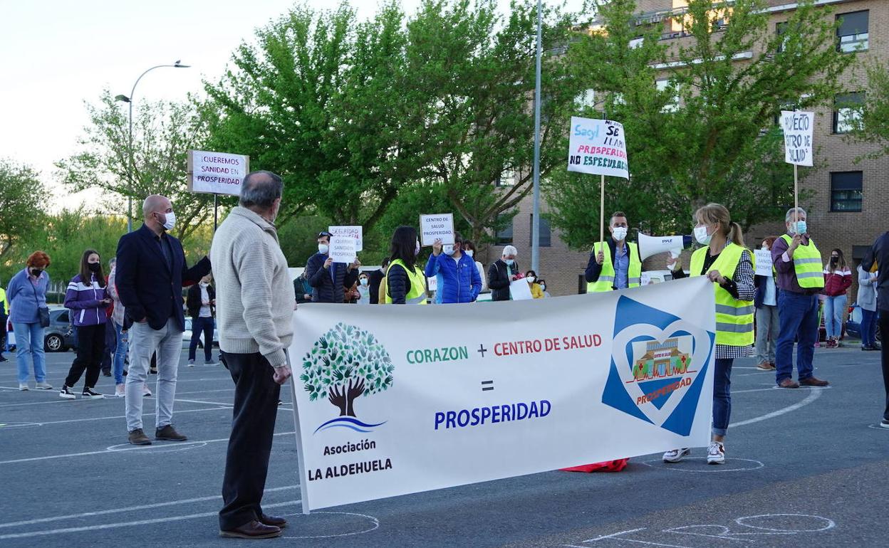 Concentración de vecinos reclamando el centro de salud. 