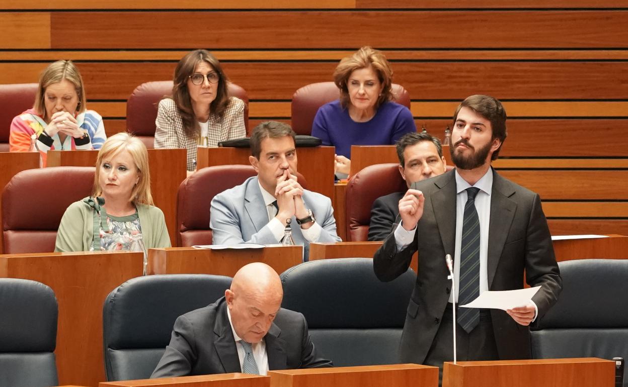 Intervención de García-Gallardo, al que escuchan el consejero de Presidencia y procuradores del PP.