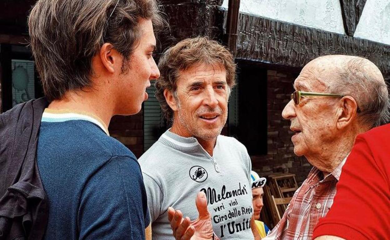 Julio Jiménez, junto a Perico Delgado y Pedro Delgado, director del cortometraje. 