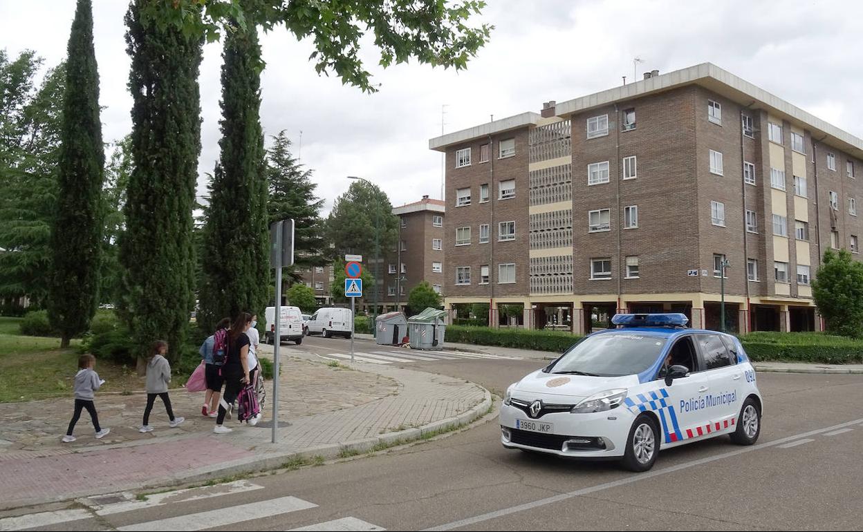 La PolicIa Local ha vuelto a controlar hoy la salida del colegio Jorge Guillén, al que solo han acudido cinco alumnos. 