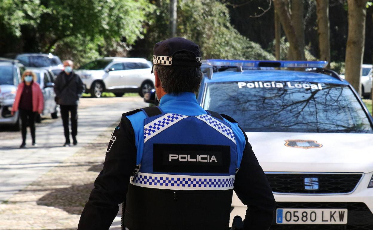 Agente de la Policía Local de Segovia patrulla por una zona verde de la ciudad. 