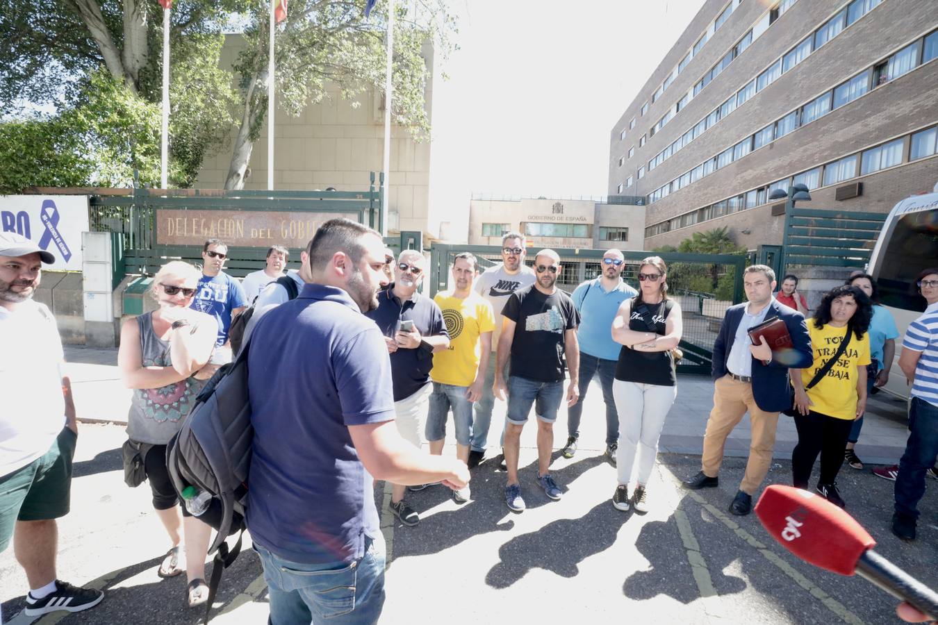 Fotos: Trabajadores de Siro se reúnen con la Junta de Castilla y León