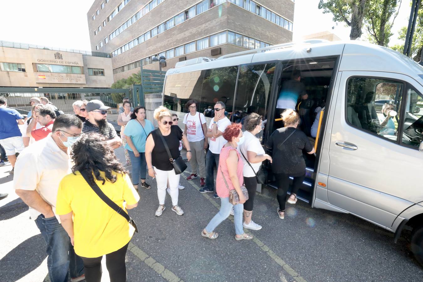 Fotos: Trabajadores de Siro se reúnen con la Junta de Castilla y León