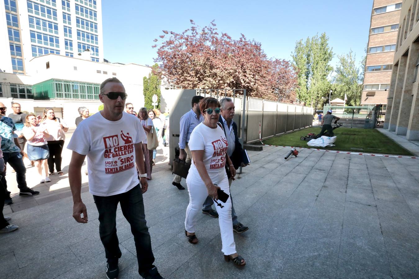 Fotos: Trabajadores de Siro se reúnen con la Junta de Castilla y León