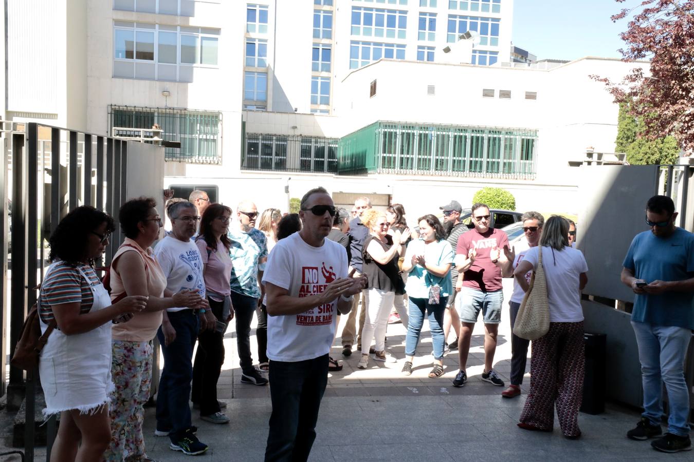 Fotos: Trabajadores de Siro se reúnen con la Junta de Castilla y León