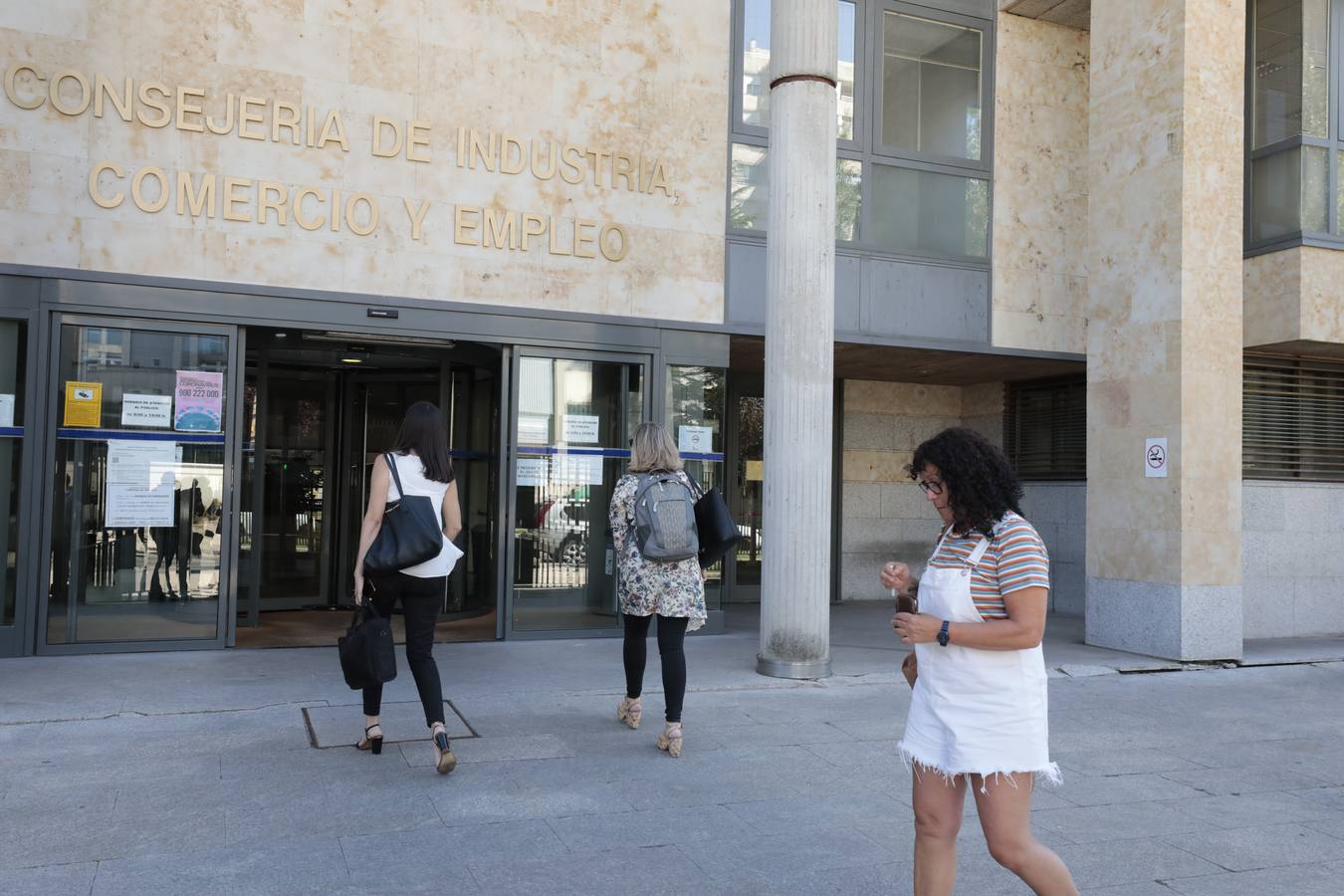 Fotos: Trabajadores de Siro se reúnen con la Junta de Castilla y León