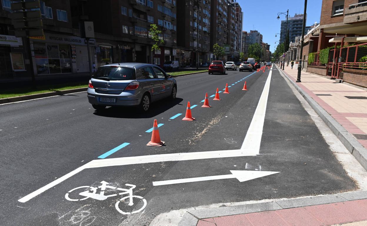 Carril bici recién pintado a primera hora de la tarde de este jueves. 