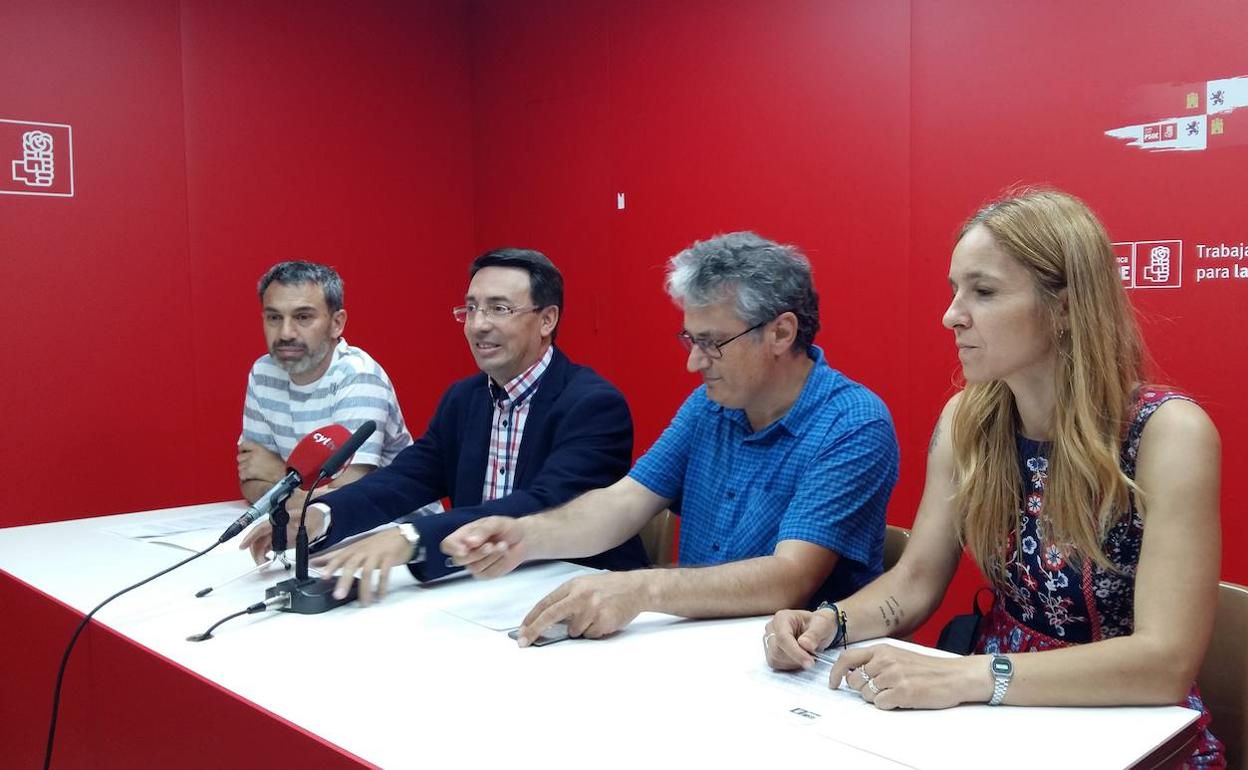 Dirigentes socialistas en al reuda de prensa.