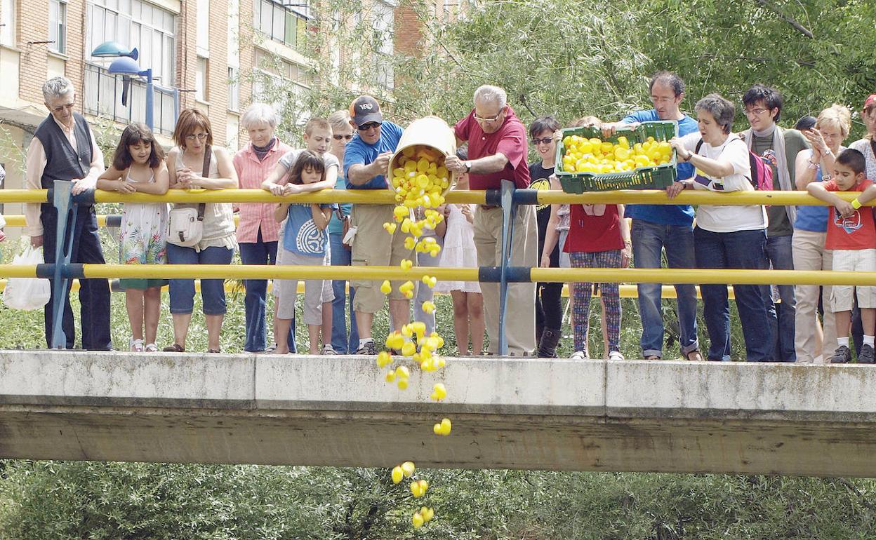 Vecinos de Pajarillos, durante la carrera de patos de goma por el Esgueva en el año 2012. 