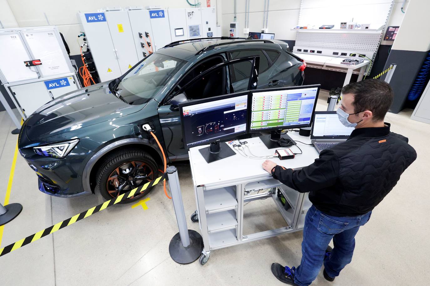 Un operario trabaja en el laboratorio de baterías de SEAT en Martorell.