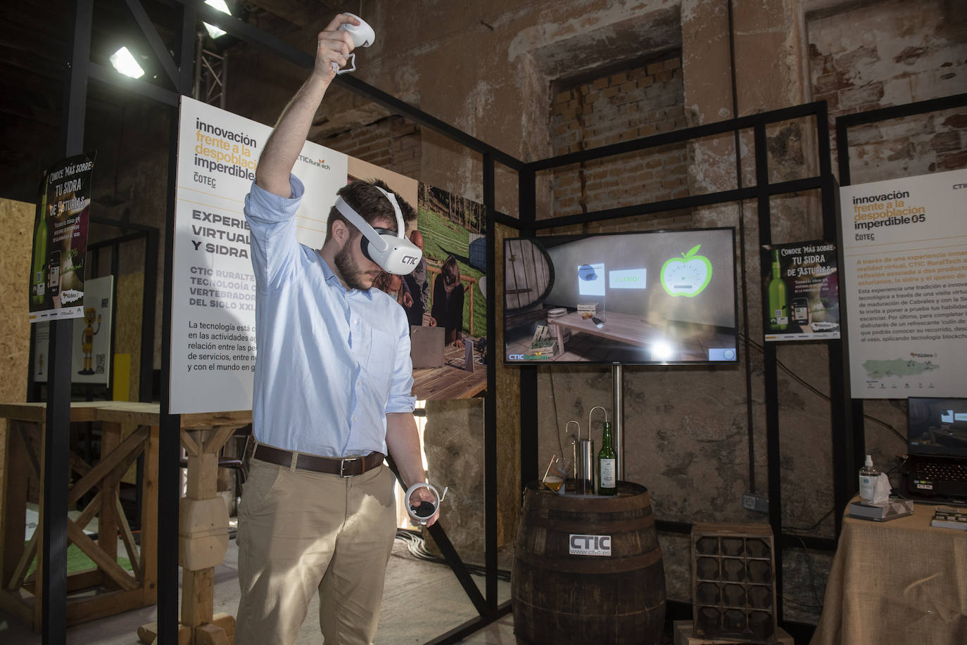 Felipe VI saluda a un grupo de escolares en Otero de Herreros.