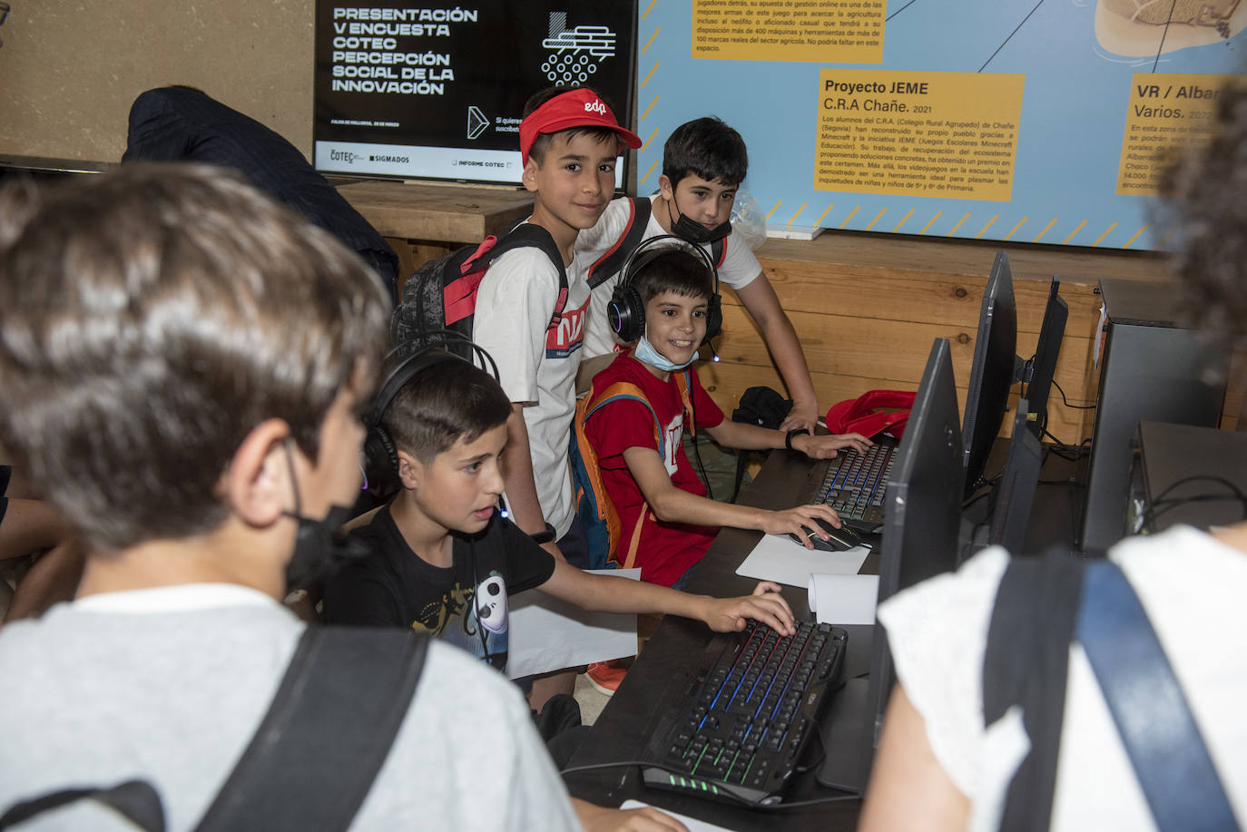 Felipe VI saluda a un grupo de escolares en Otero de Herreros.