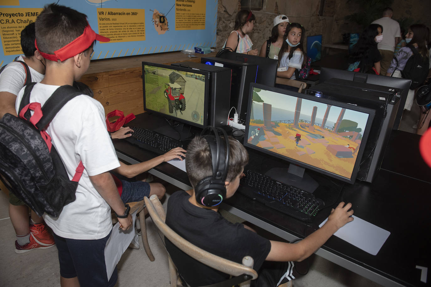 Felipe VI saluda a un grupo de escolares en Otero de Herreros.