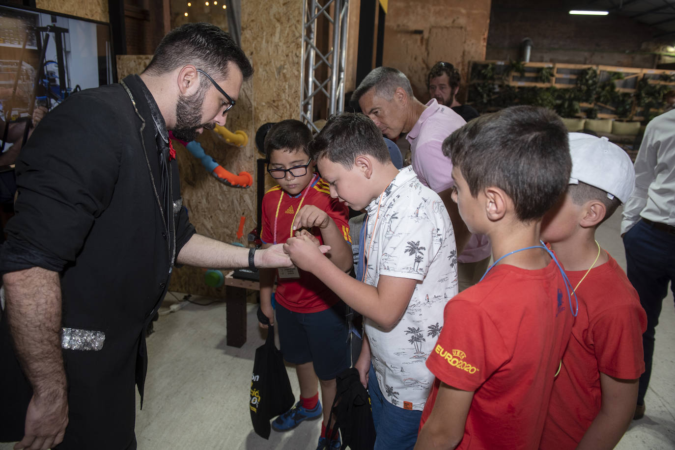 Felipe VI saluda a un grupo de escolares en Otero de Herreros.