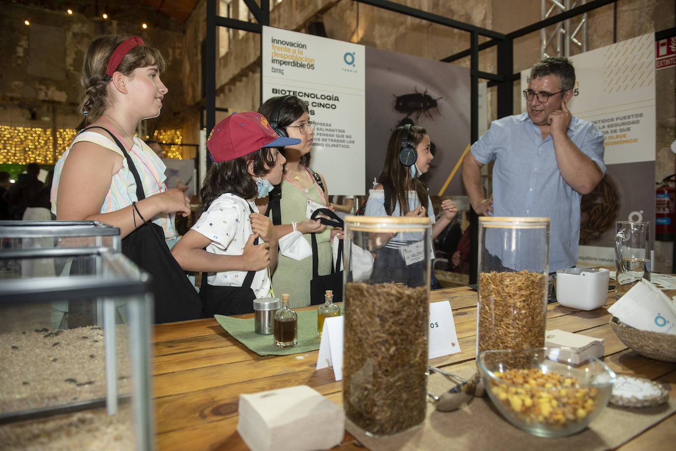 Felipe VI saluda a un grupo de escolares en Otero de Herreros.
