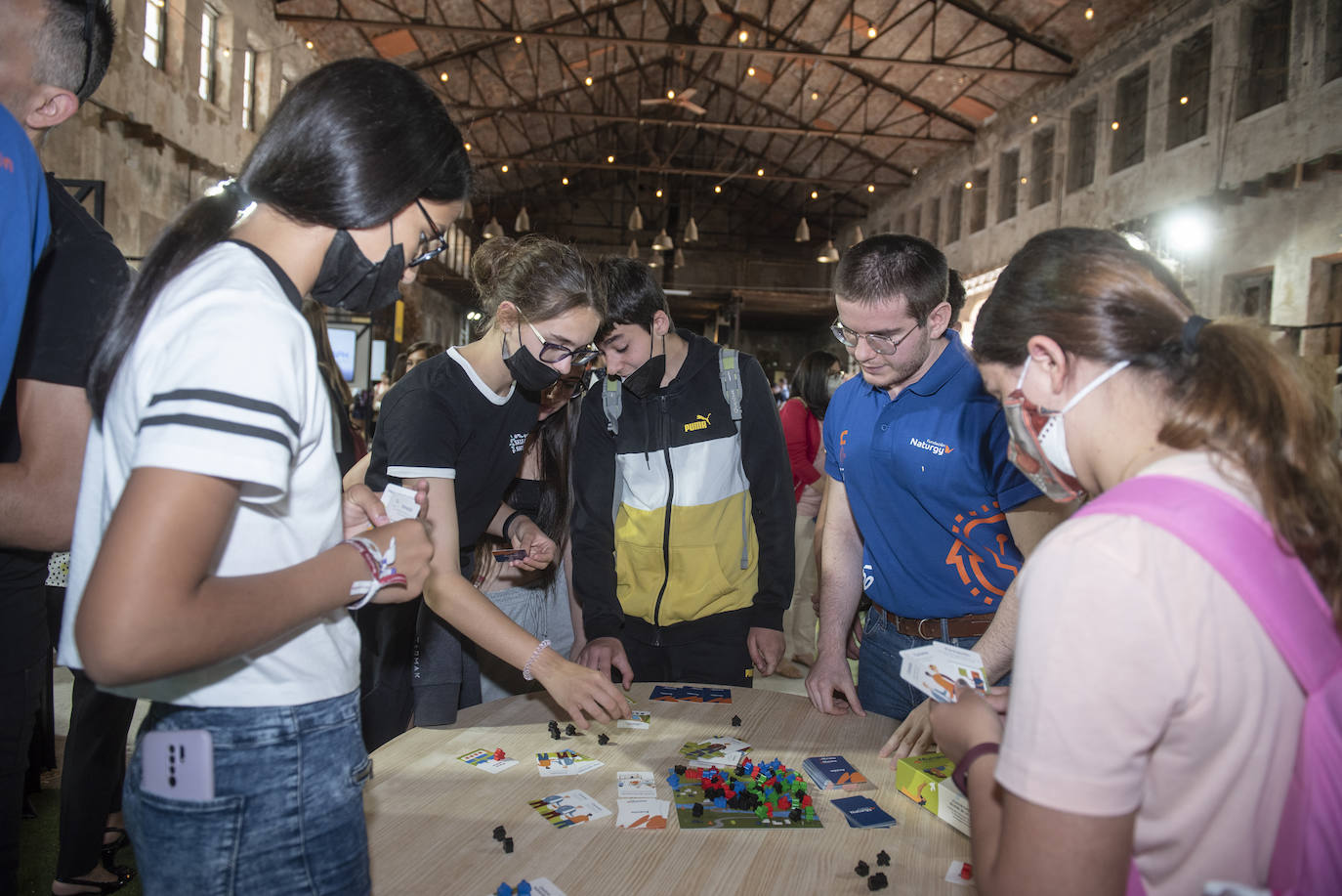 Felipe VI saluda a un grupo de escolares en Otero de Herreros.