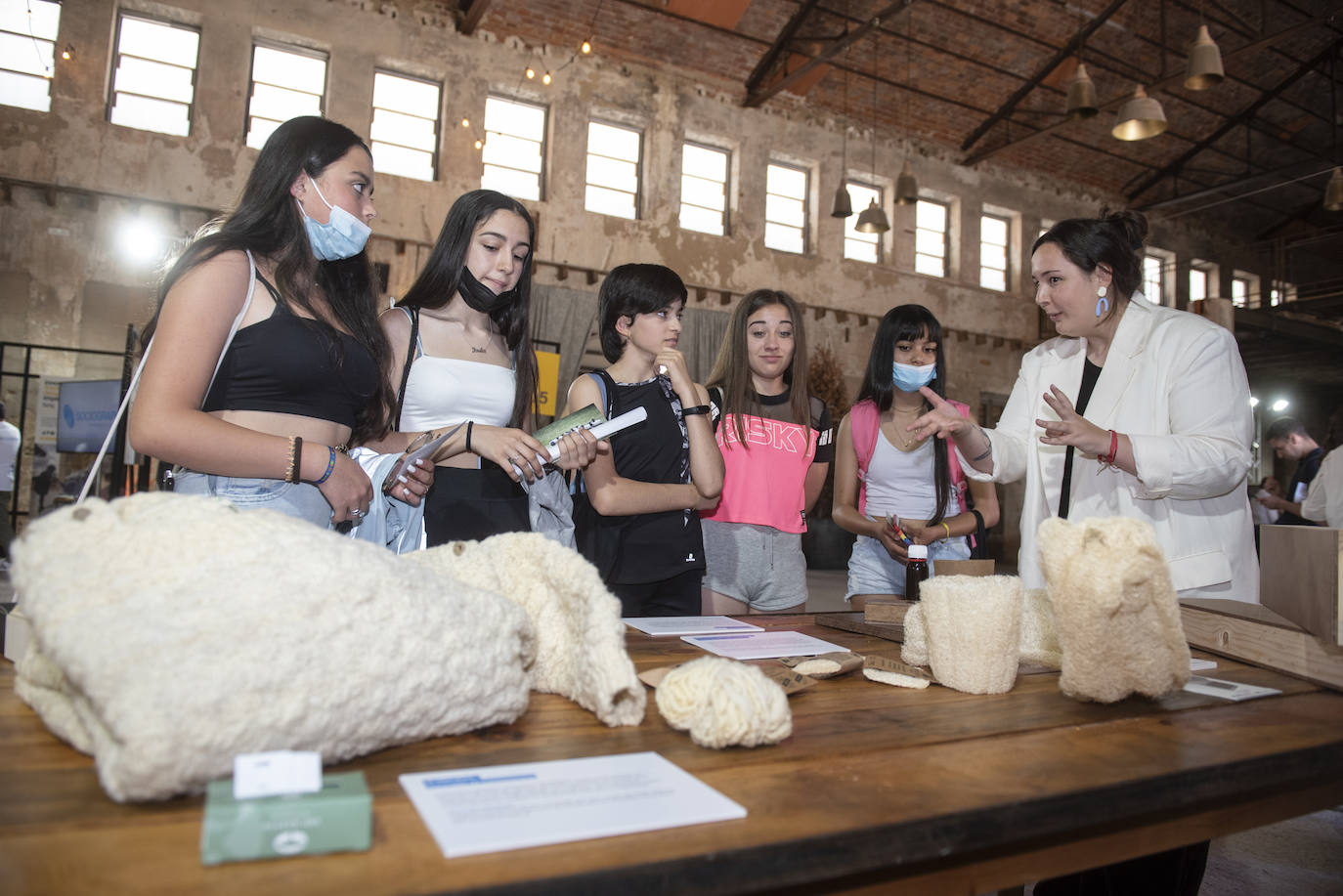 Felipe VI saluda a un grupo de escolares en Otero de Herreros.