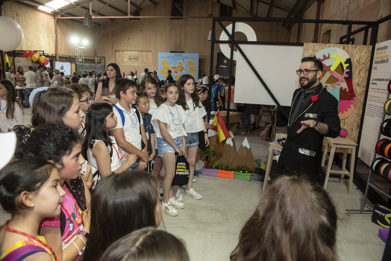 Felipe VI saluda a un grupo de escolares en Otero de Herreros.
