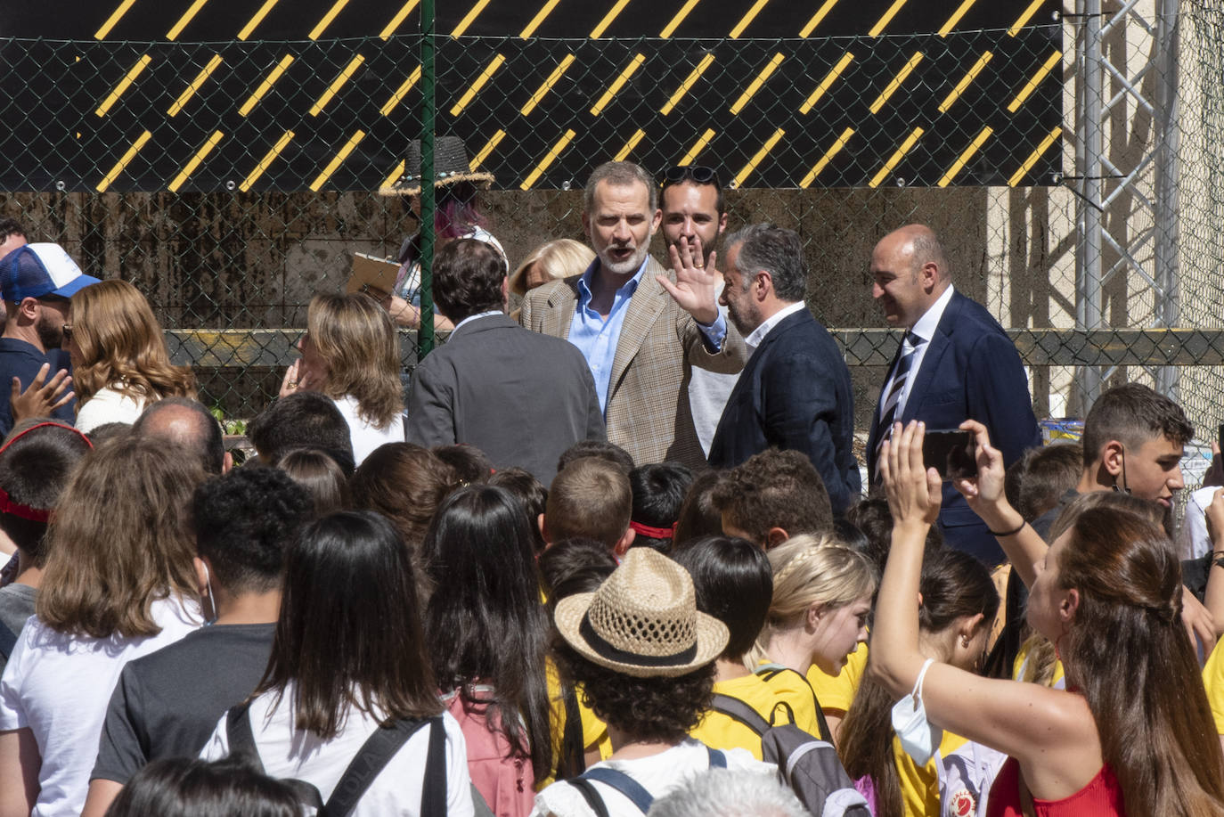 Felipe VI saluda a un grupo de escolares en Otero de Herreros.