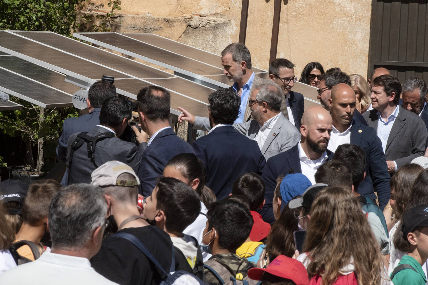 Felipe VI saluda a un grupo de escolares en Otero de Herreros.