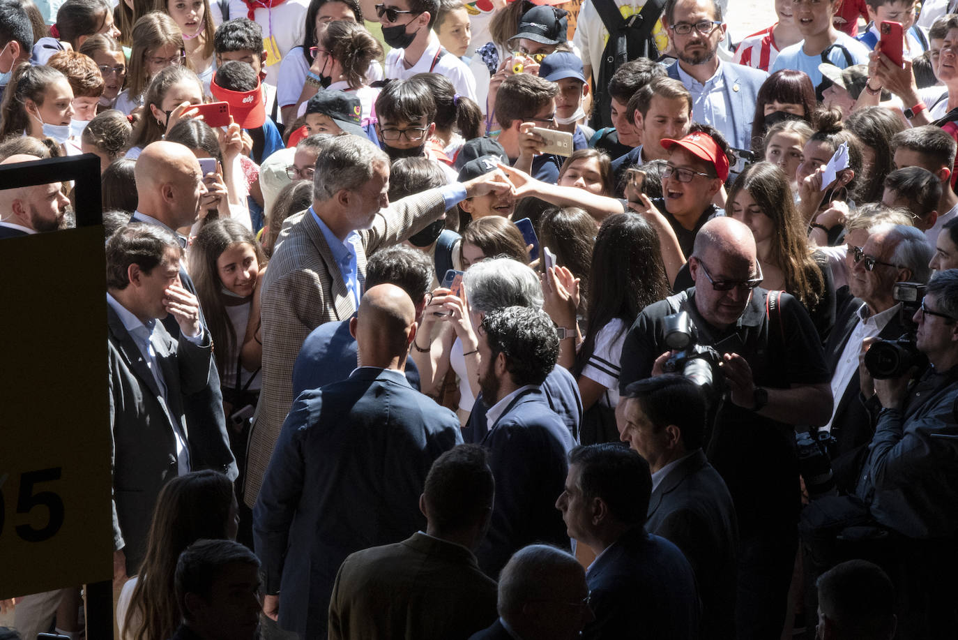 Felipe VI saluda a un grupo de escolares en Otero de Herreros.