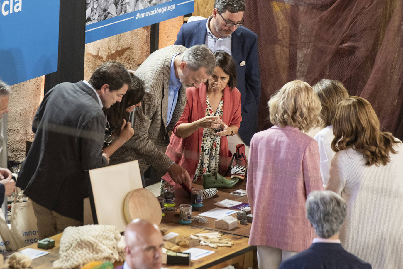 Felipe VI saluda a un grupo de escolares en Otero de Herreros.