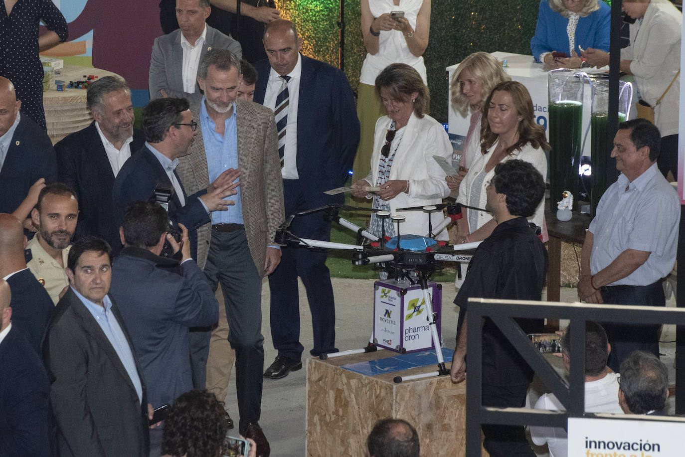 Felipe VI saluda a un grupo de escolares en Otero de Herreros.