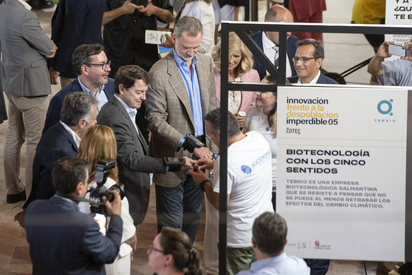 Felipe VI saluda a un grupo de escolares en Otero de Herreros.