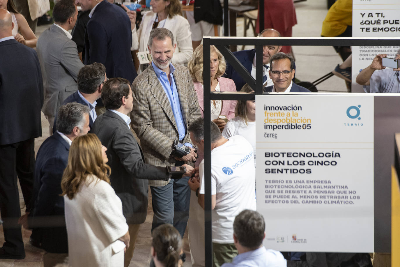 Felipe VI saluda a un grupo de escolares en Otero de Herreros.