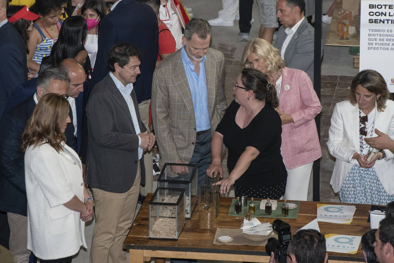 Felipe VI saluda a un grupo de escolares en Otero de Herreros.