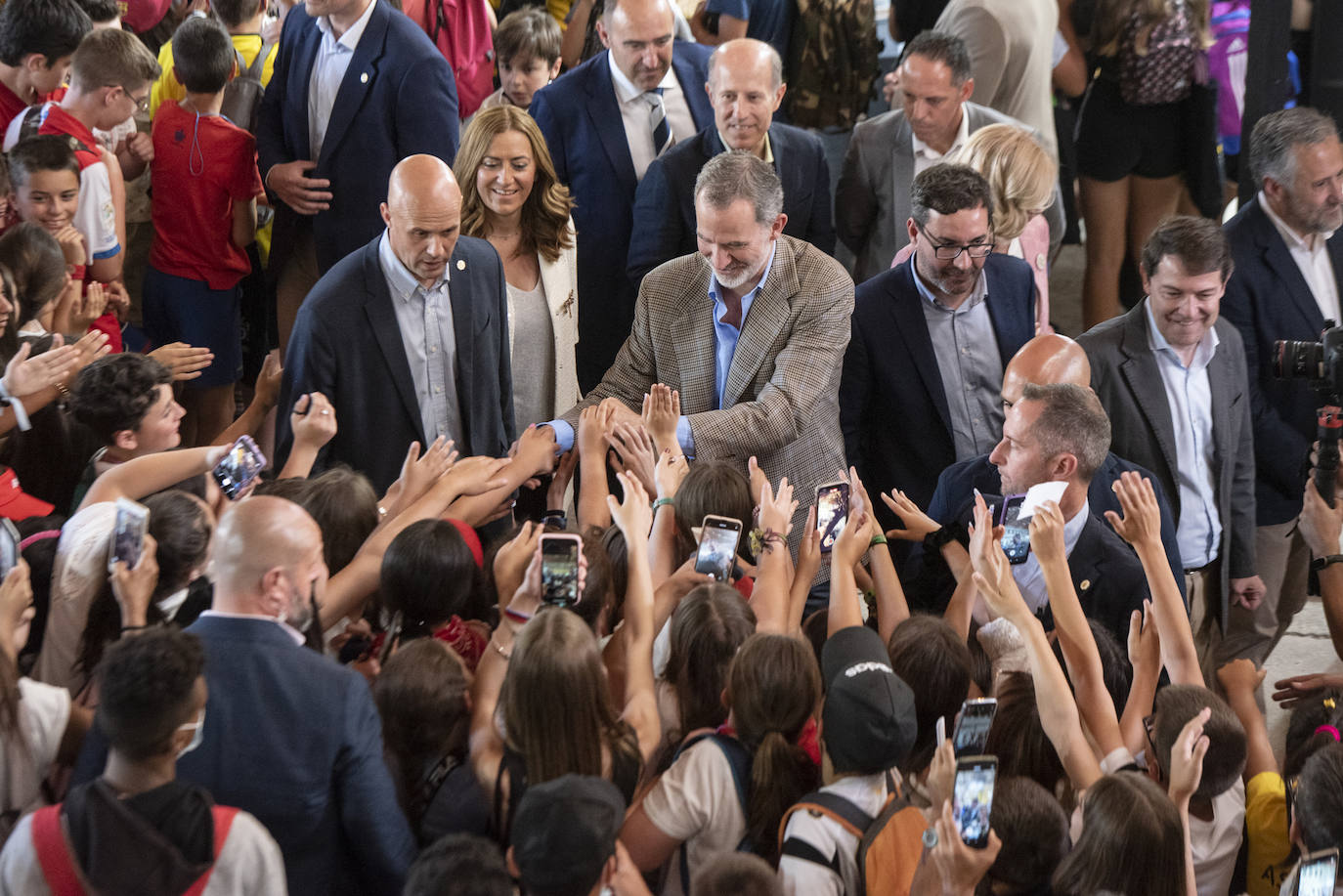 Felipe VI saluda a un grupo de escolares en Otero de Herreros.