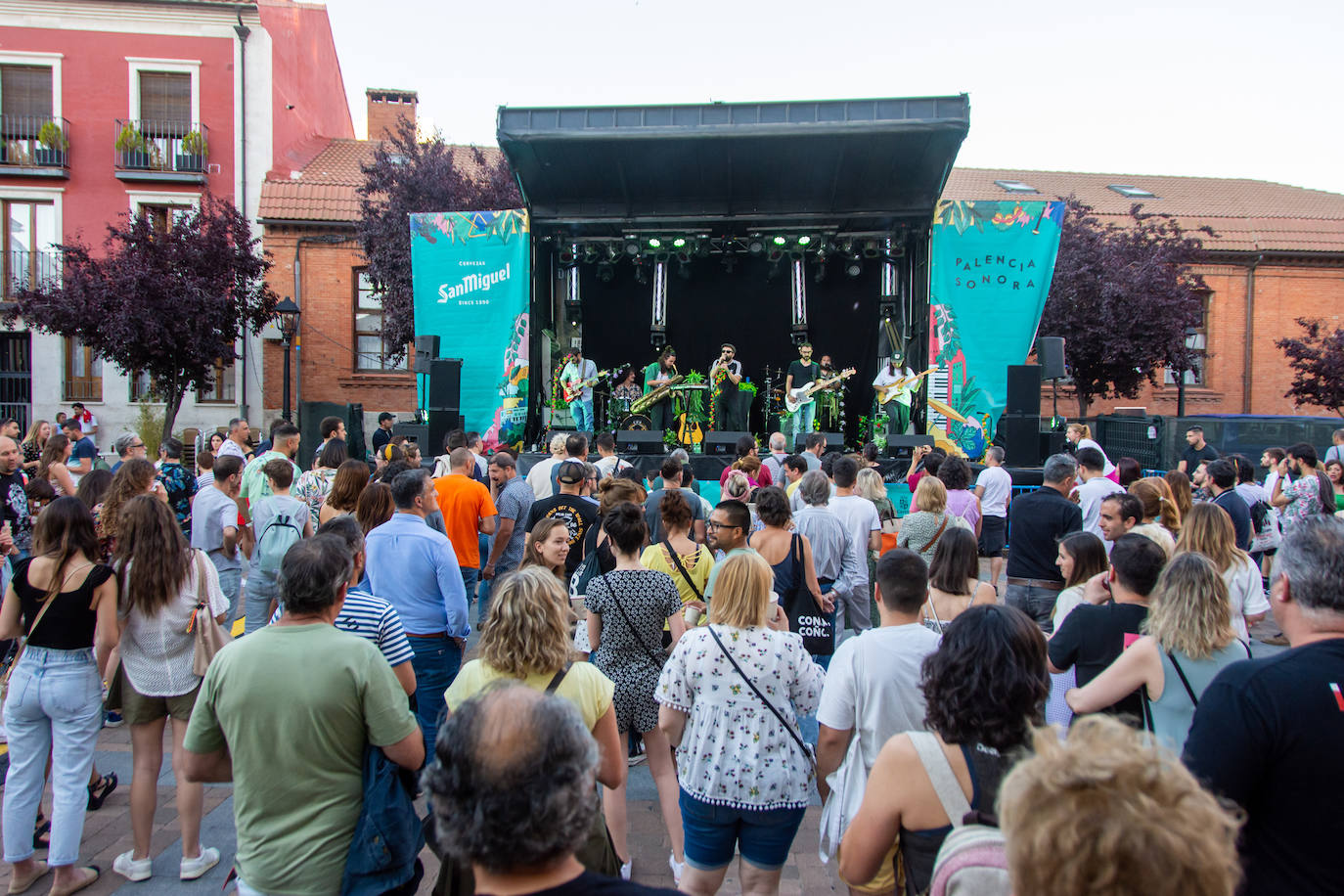 La plaza de San Miguel se llenó de música y de ambiente en el retorno del festival palentino de música indie