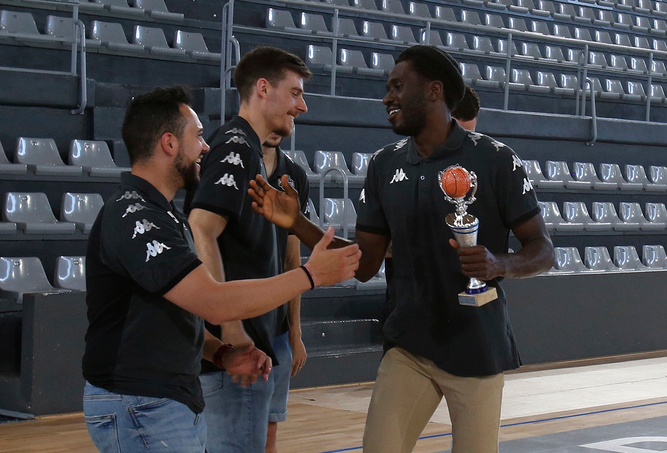 Prince Ali se corona con el trofeo Urko Otegui