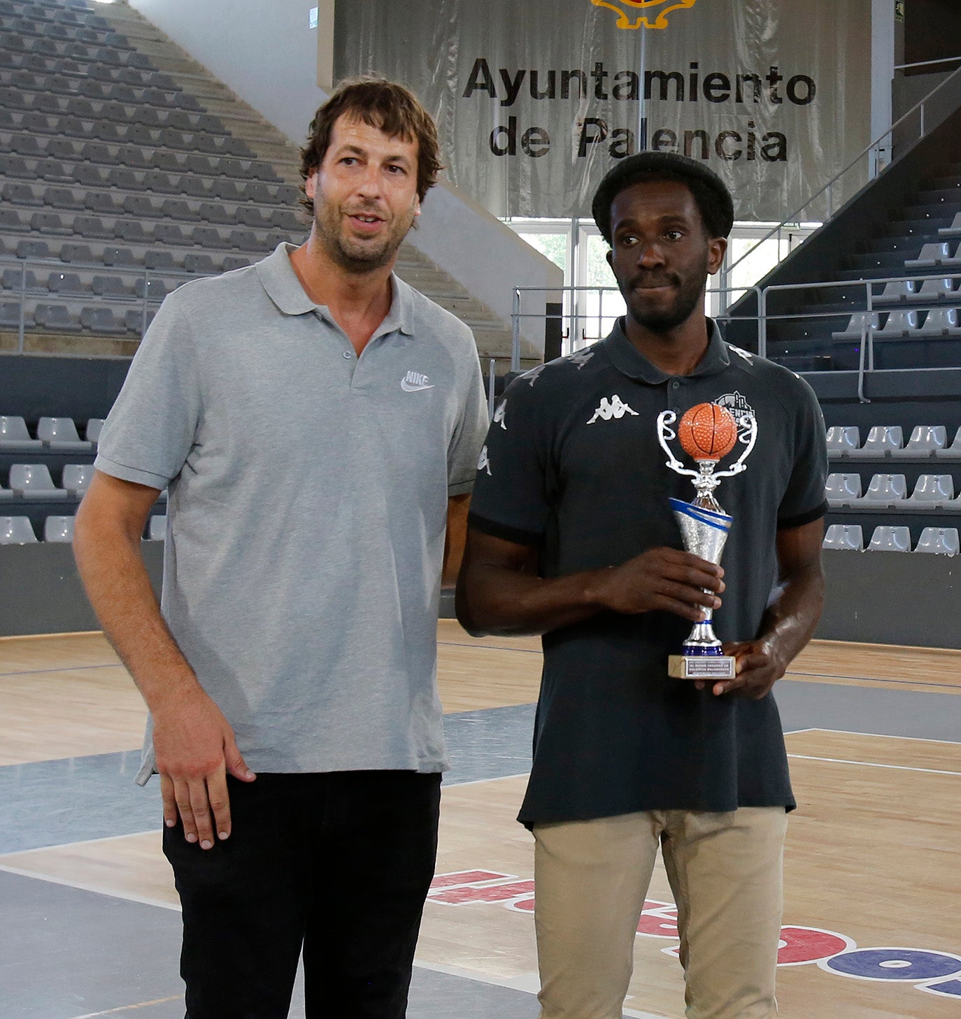 Prince Ali se corona con el trofeo Urko Otegui