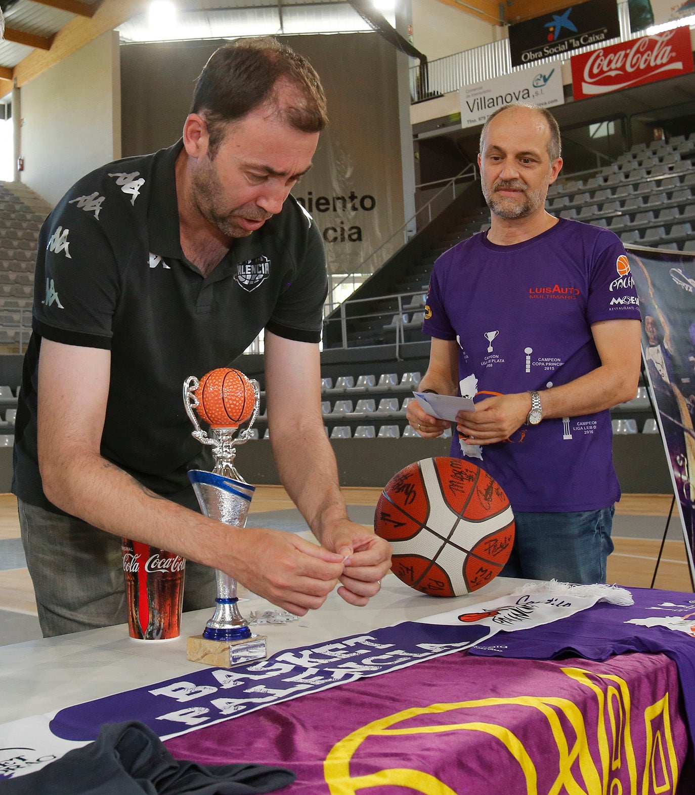 Prince Ali se corona con el trofeo Urko Otegui
