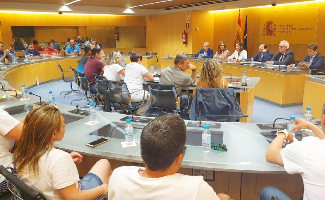 Un momento de la maratoniana reunión de la madrugada del viernes.