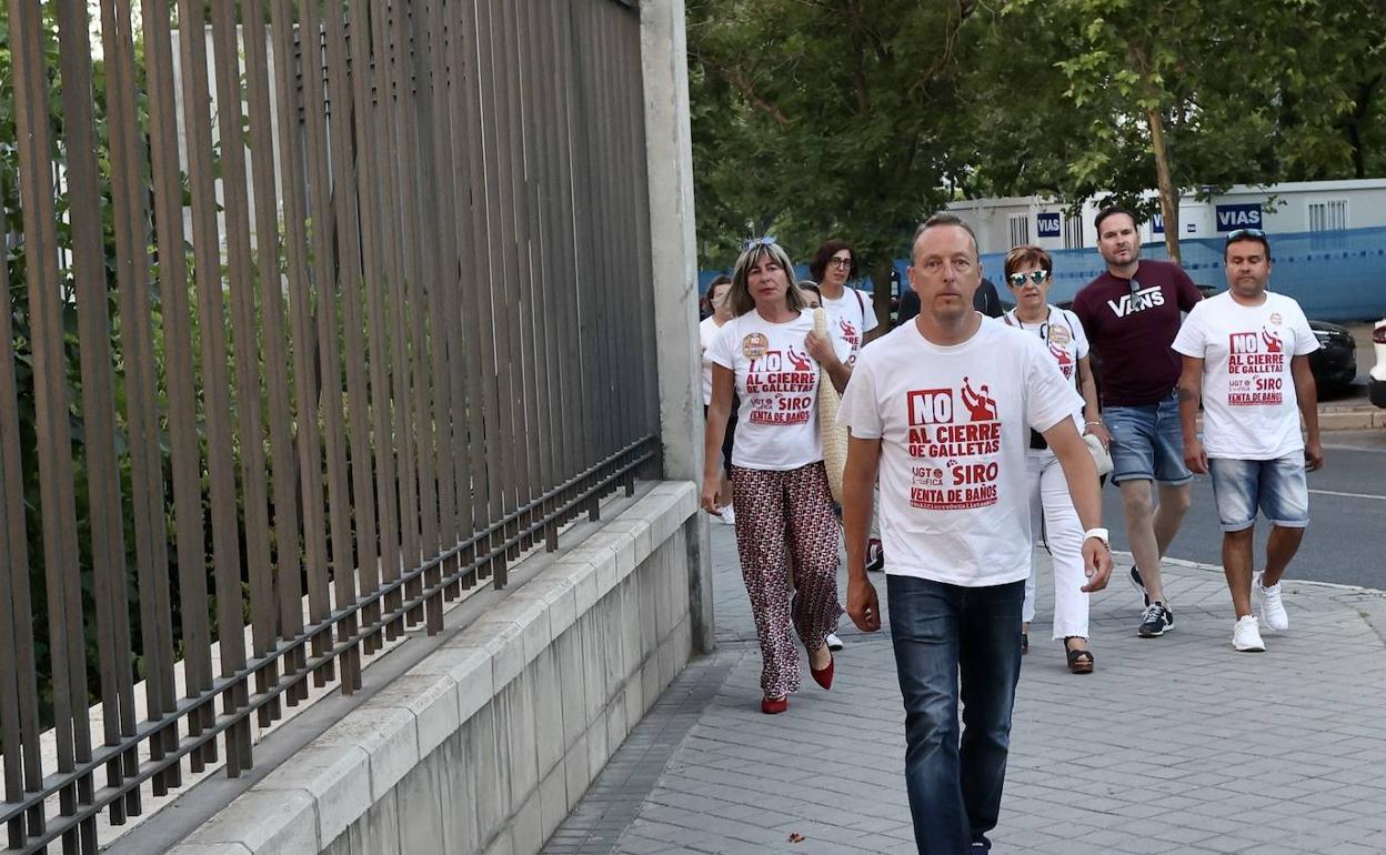 Miembros del comité de empresa a su llegada al Ministerio. 