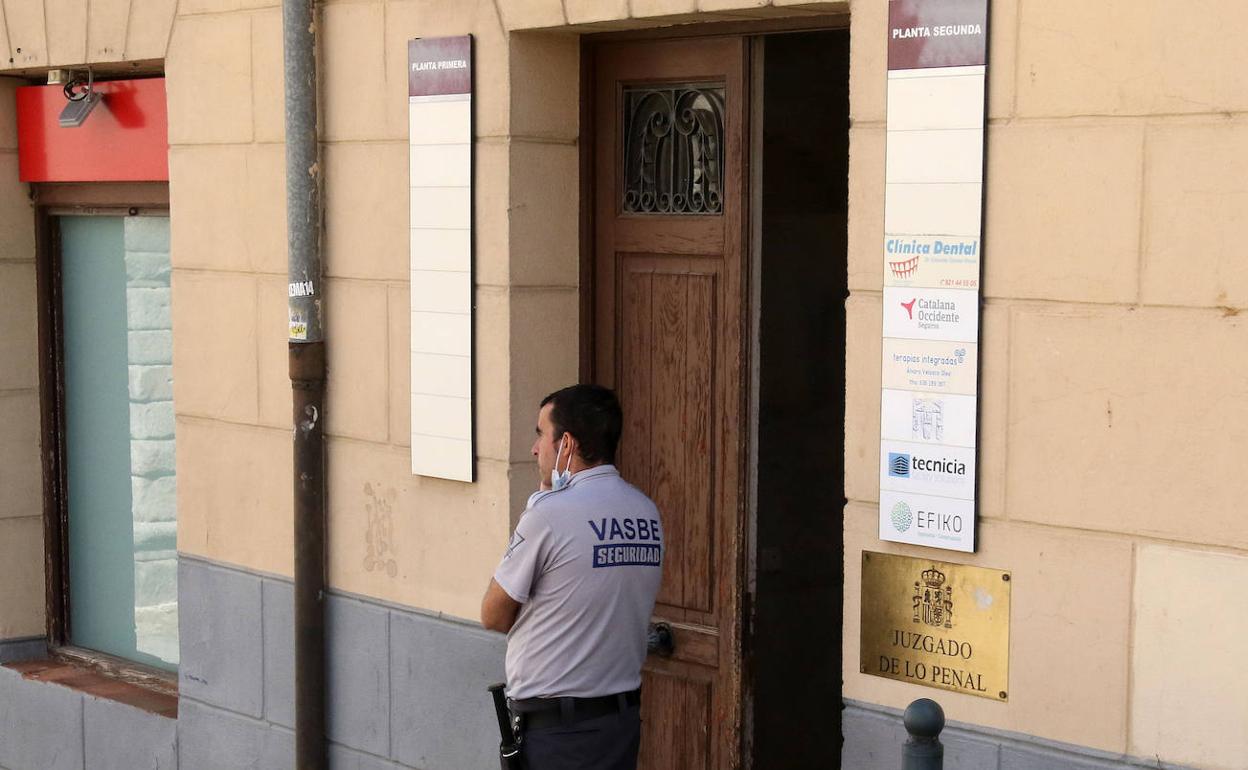 Entrada al juzgado de lo penal de Segovia.