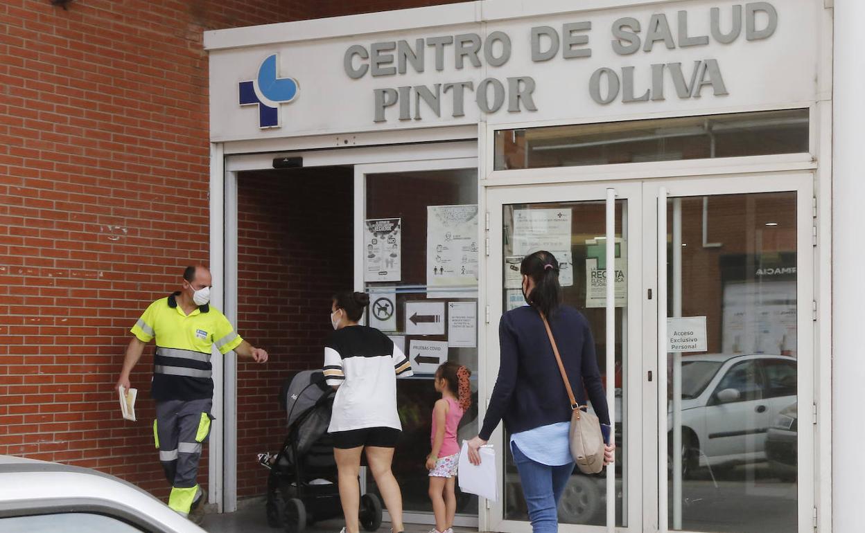 Varias personas acceden al centro de salud Pintor Oliva en la capital palentina. 