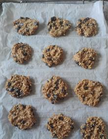 Imagen secundaria 2 - Ingredientes necesarios para la elaboración; uno de los pasos de la receta y las galletas listas para entrar al horno. 