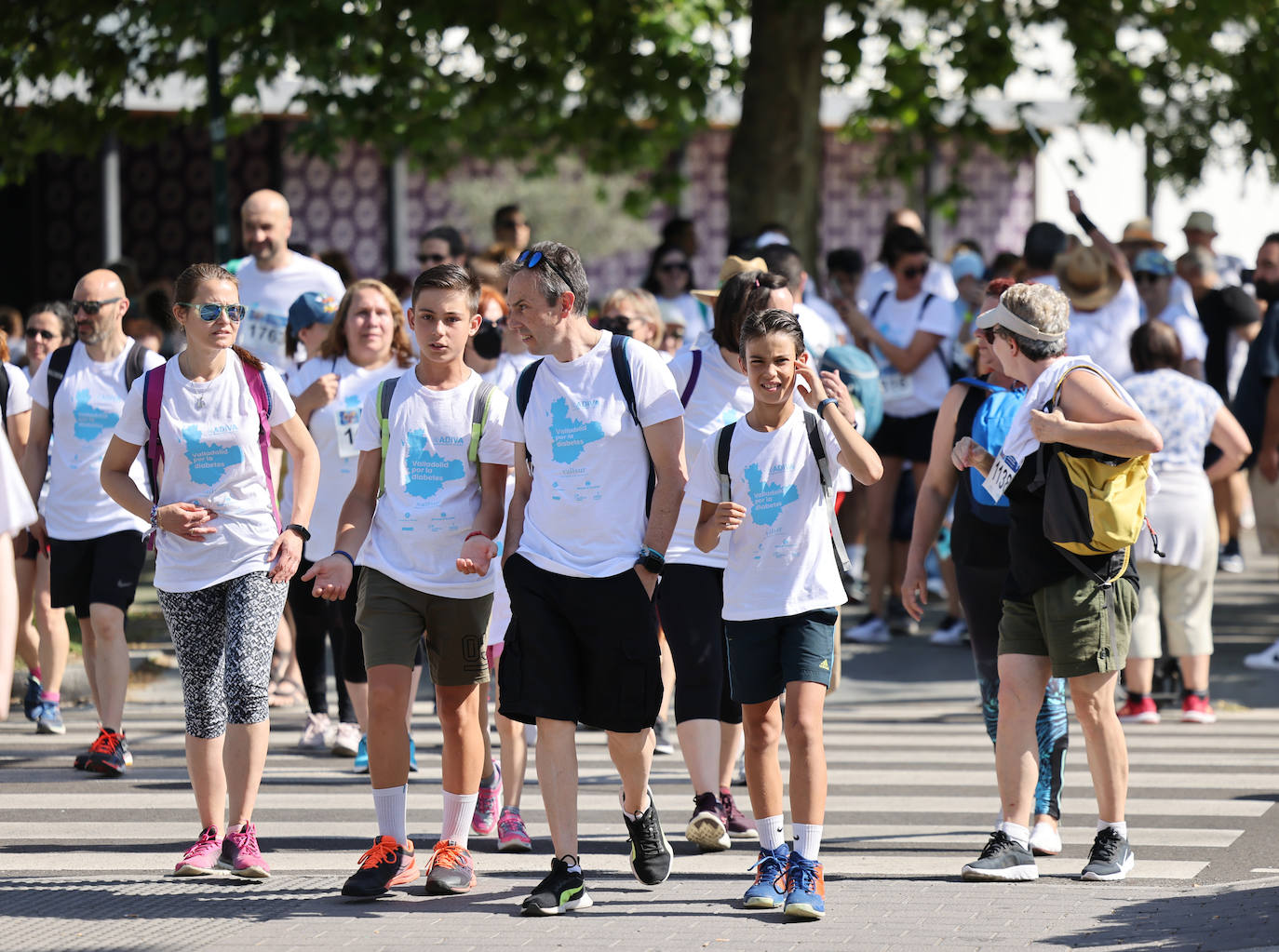 Fotos: La Marcha de la Diabetes tiñe de azul las calles de Valladolid