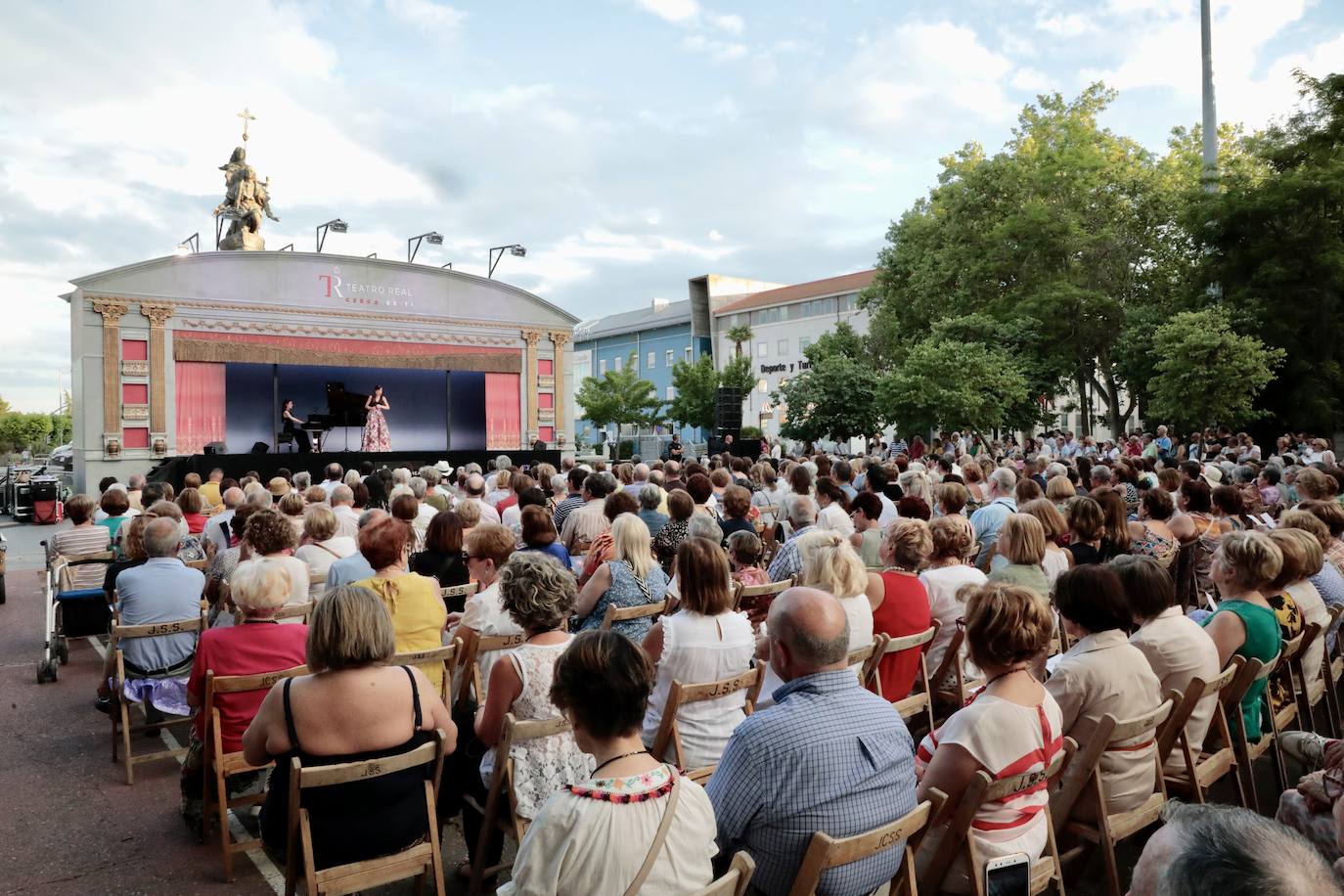 Fotos: Una carroza gigante para un concierto de ópera en plena calle en Valladolid