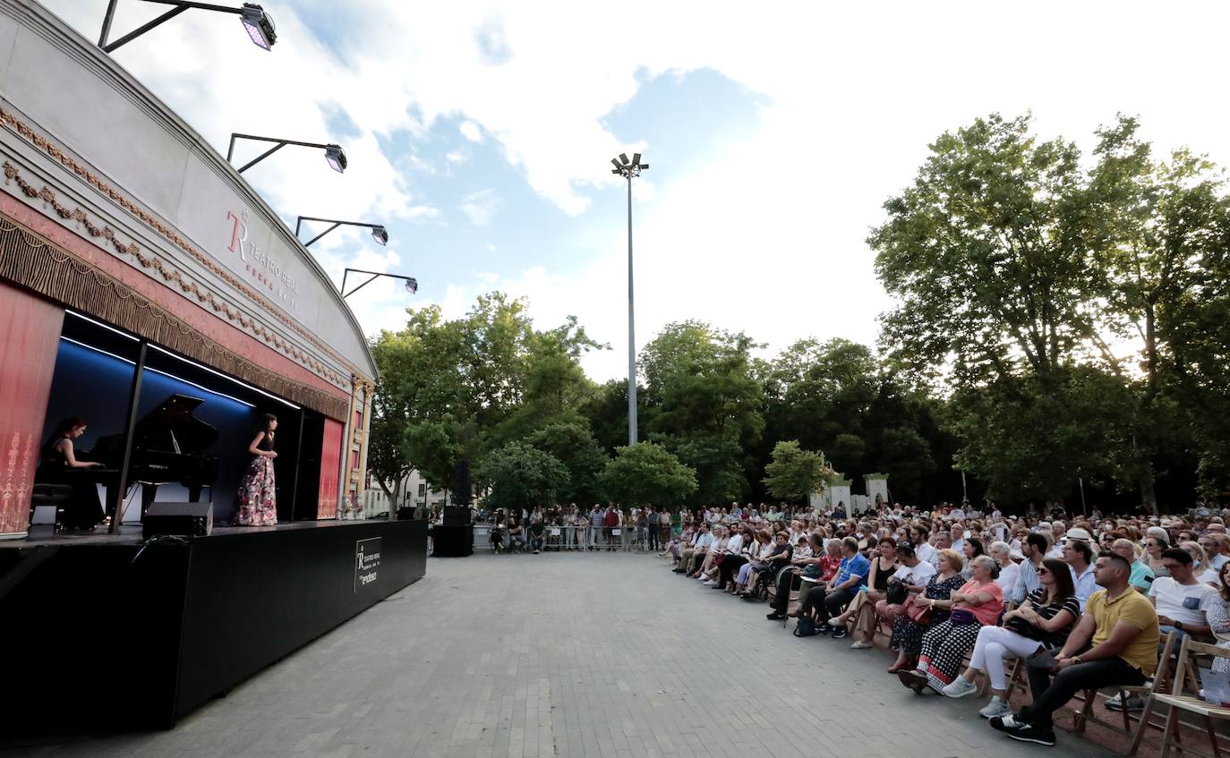 Fotos: Una carroza gigante para un concierto de ópera en plena calle en Valladolid