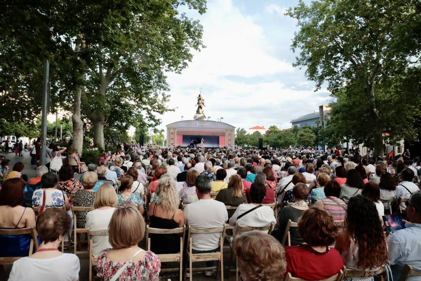 Fotos: Una carroza gigante para un concierto de ópera en plena calle en Valladolid