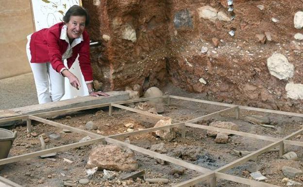 Aurora Martín Nájera, en la zona del Museo de la Evolución Humana que recrea las excavaciones de Atapuerca.