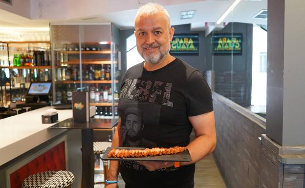 Carlos 'Alarcón' con su plato de 'Piel de mamífero porcino crujiente' 