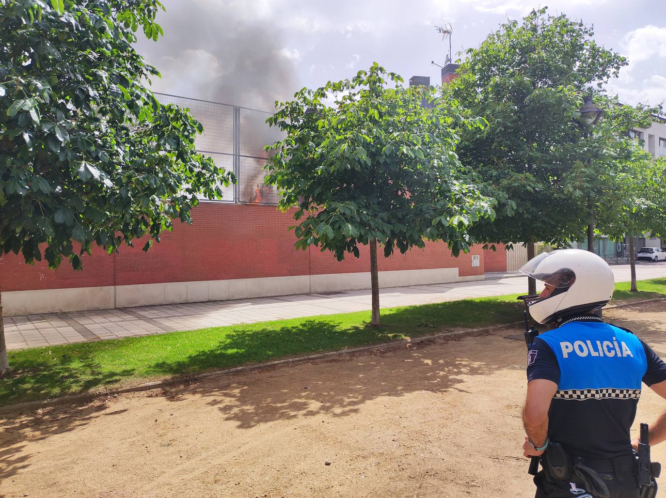 Arde el patio de una casa en la calle Sajambre de Valladolid.