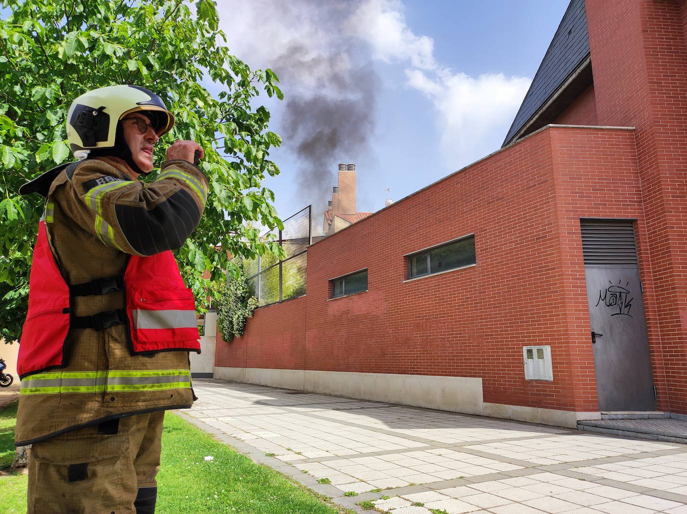 Arde el patio de una casa en la calle Sajambre de Valladolid.