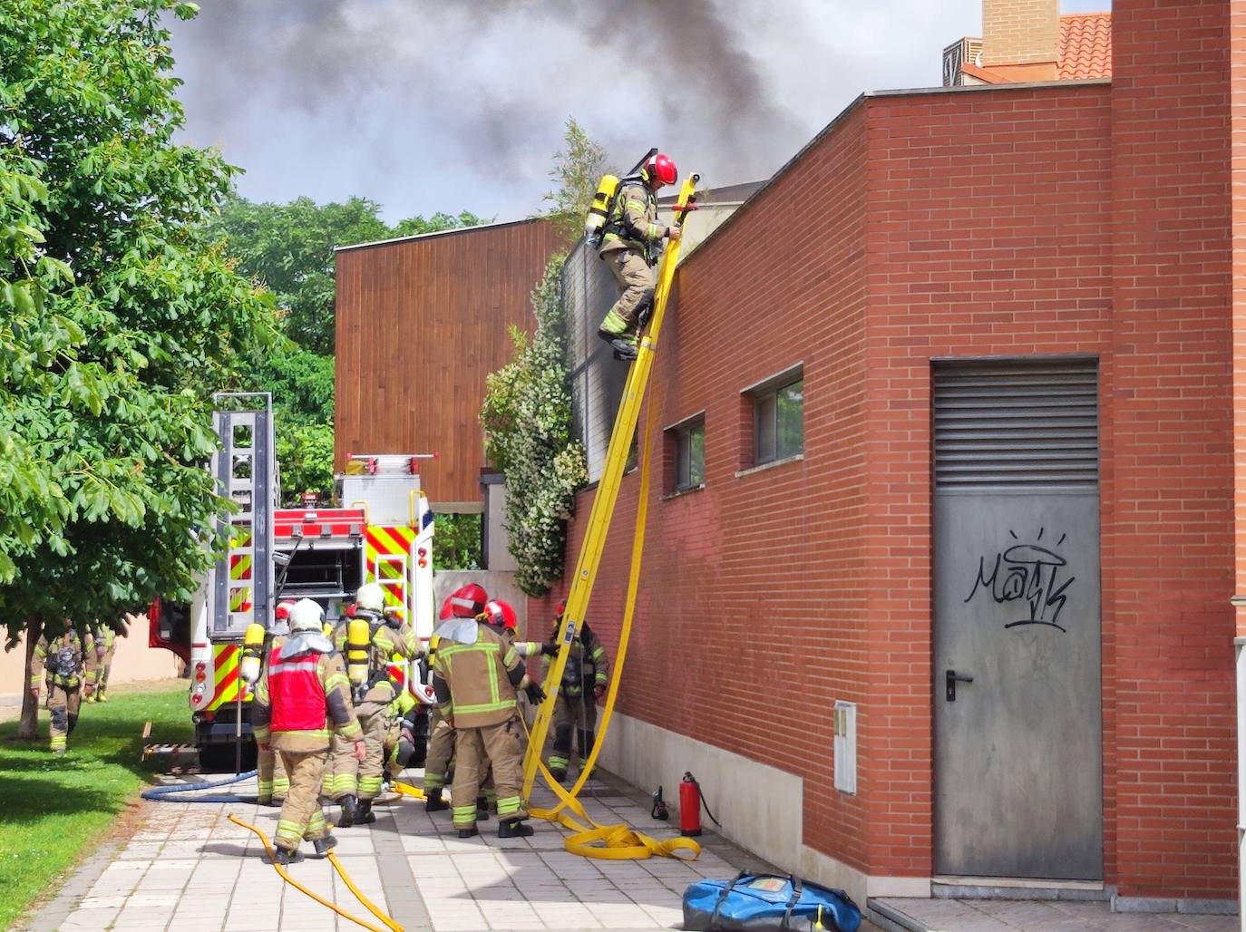 Arde el patio de una casa en la calle Sajambre de Valladolid.